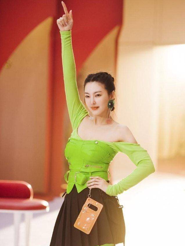 加上女团风的元气少女穿搭↓↓↓而在节目中,张雨绮首次公演顺拐四次