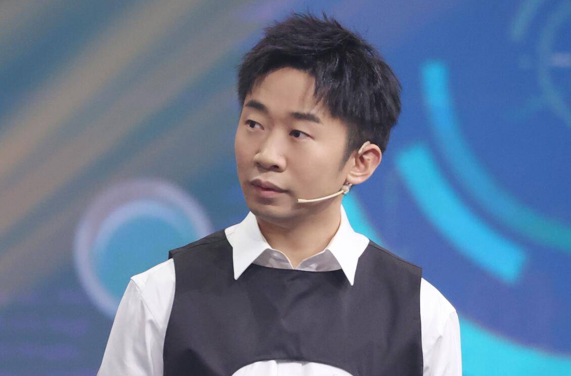 杨迪爆改后和沈梦辰合影成焦点,网友:迪哥,你哪里来的自信?