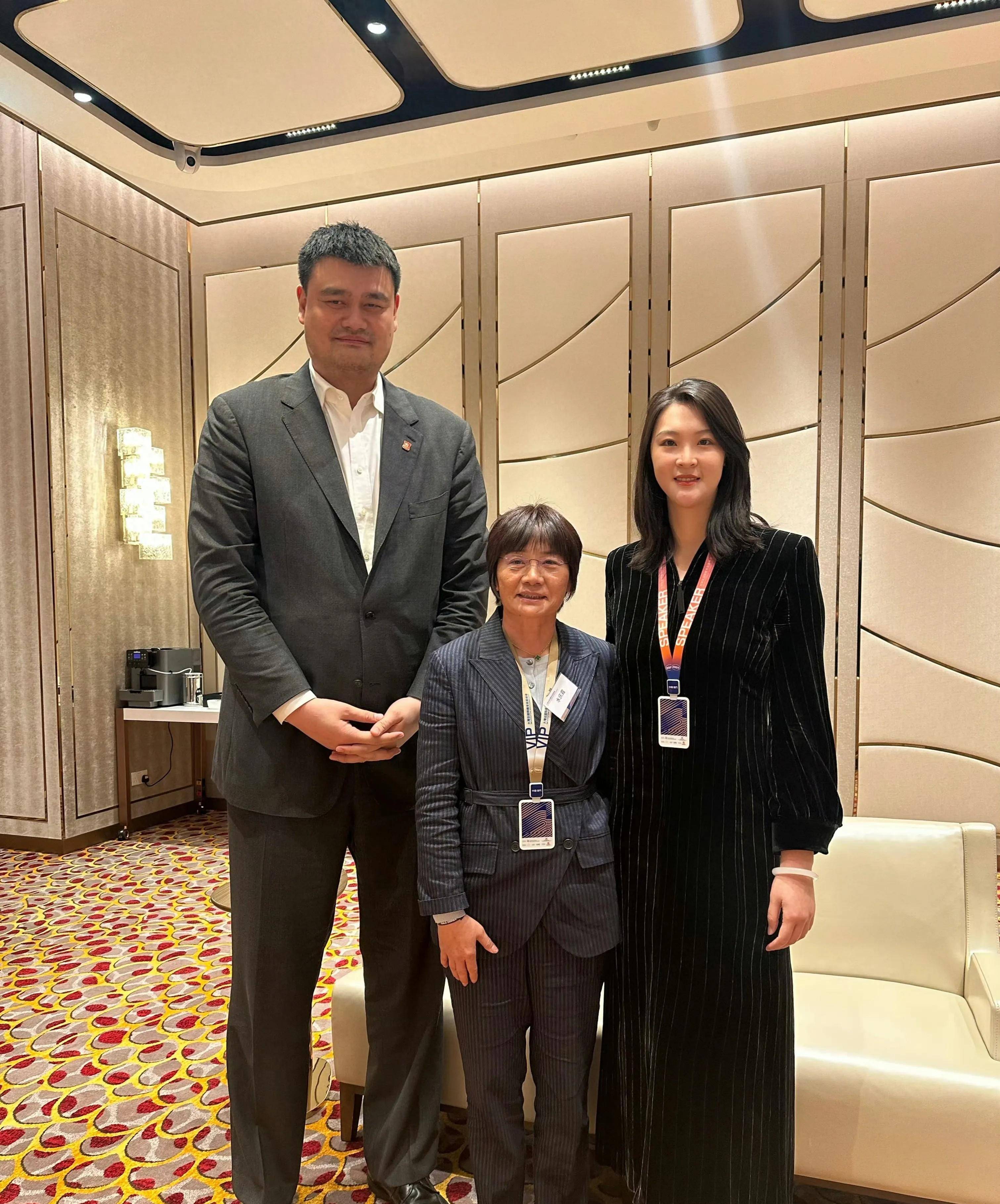 她穿着得体,很高兴嫁给了北大的才子_因为_会议_原因