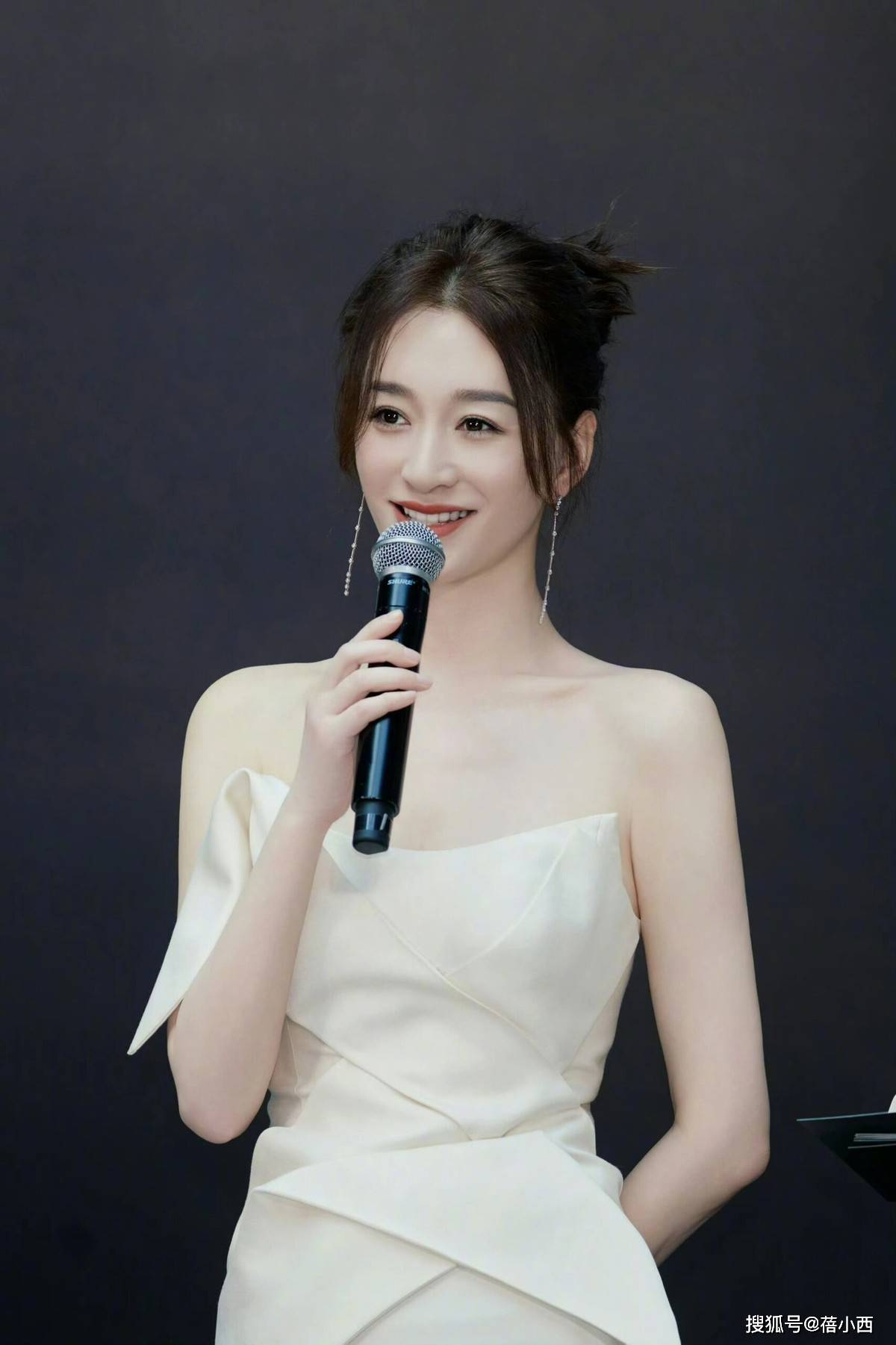 露肤高,显身材的抹胸裙,应该是很多女明星的首选,但抹胸裙的款式太多