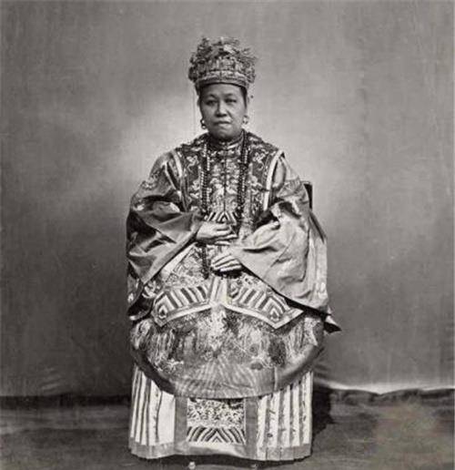 东北挖出清朝诰命夫人墓,双腿间现黑色物体,揭开她生前悲惨遭遇_合葬