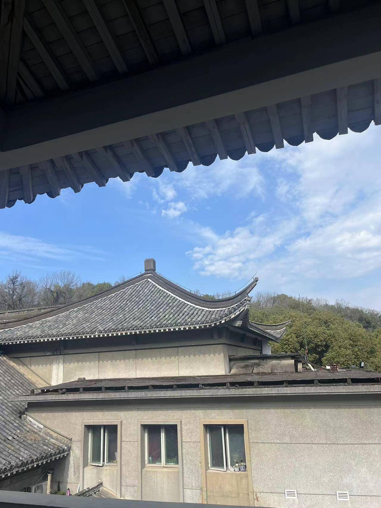 现在二,三号楼也改建成浙江宾馆,只留存下一号楼,这也是主楼,除了看到