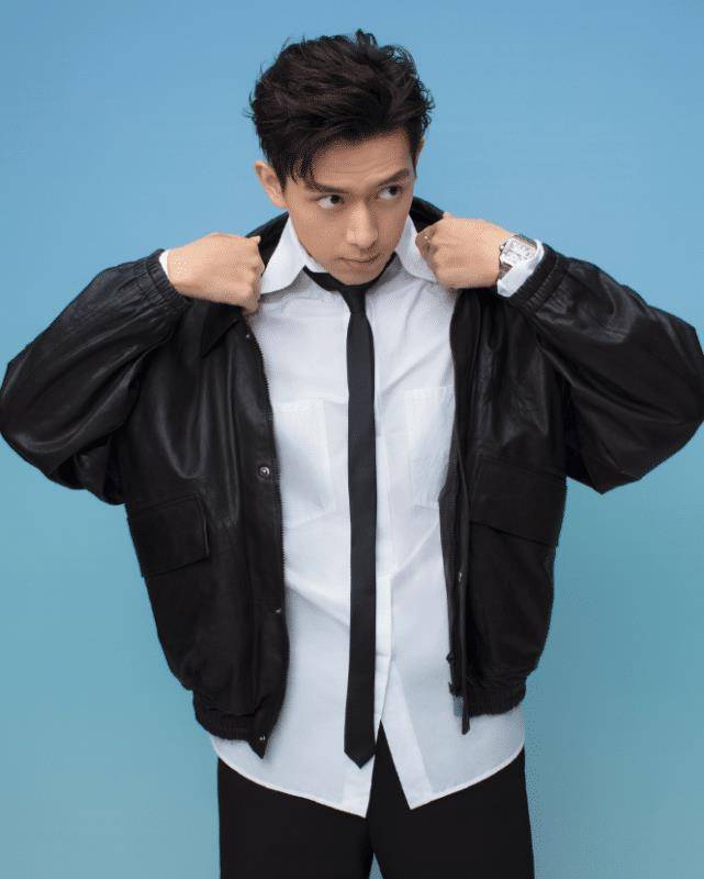 李现拍摄时尚大片,穿黑皮衬衣配西装裤,平头发型痞帅十足