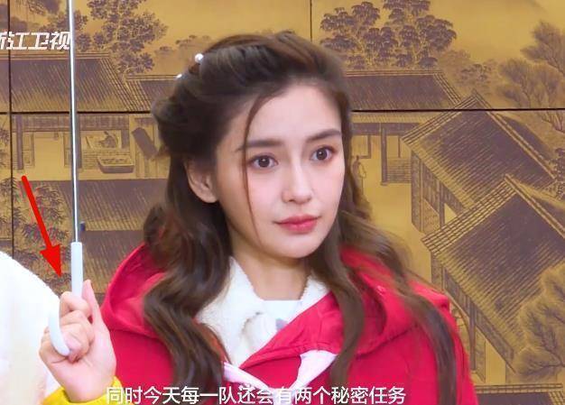 郑恺结束"陪产假"回跑男,帮女嘉宾打伞很暖心,杨颖全程在边上_时候