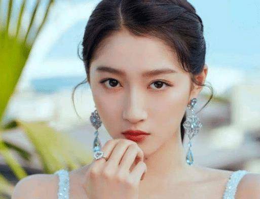 关晓彤自称会画简笔画,看到成品后,网友:还是好好演戏吧!