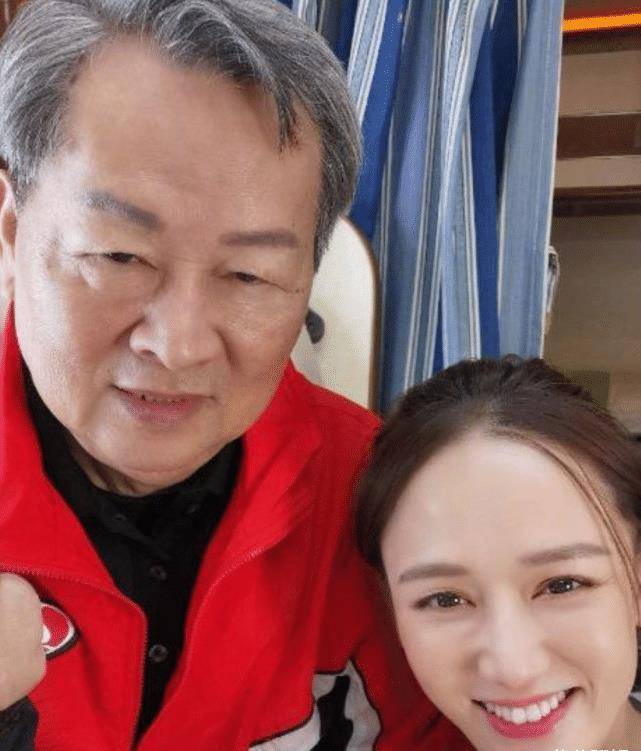 陈乔恩和新男友在一起后,身材完全走样,怪不得艾伦不肯提婚姻大事