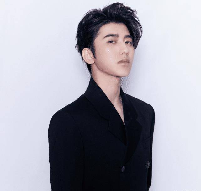 虽只有影子却遭全网反对,还没有迪丽热巴爷们_蔡徐坤_兄弟_王一博