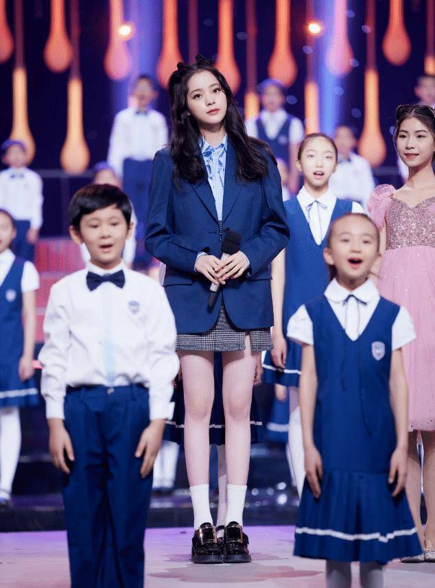 欧阳娜娜不听劝,非得挑战"去世白袜",不料暴露多肉腿_时尚_look_穿着