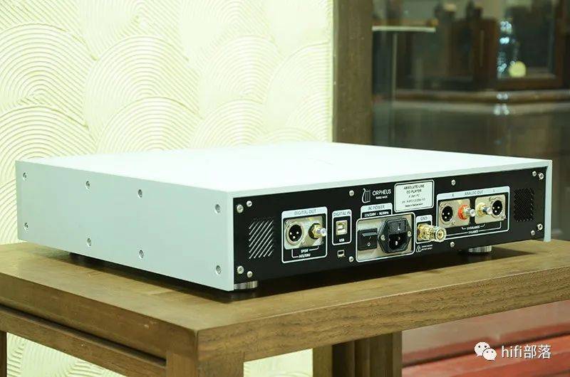 6kg● 尺寸: 440 x 420 x 100 mm● 消耗功率: 15w(使用时),  0.