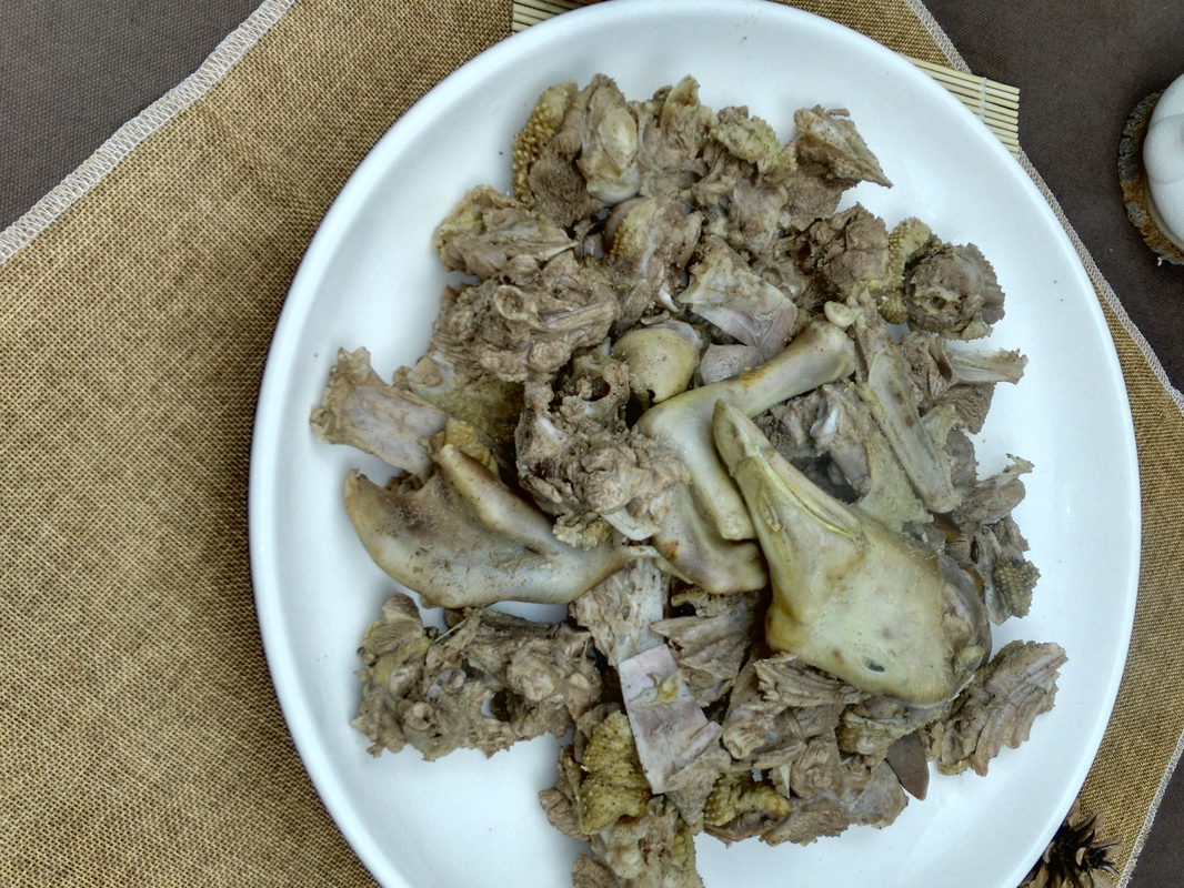 昨日曲项向天歌,今天铁锅炖大鹅,简约粗犷恰能彰显食材本色_血污_香料