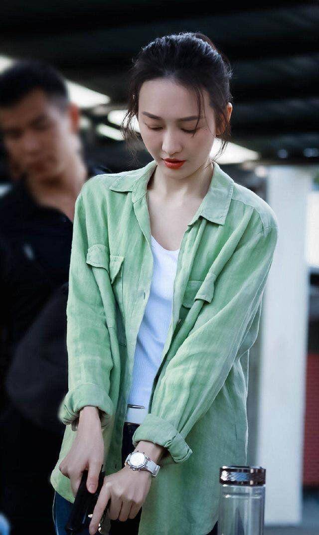 王鸥身穿紧身露脐装,巴掌腰筷子腿太明显!女神范十足_绿色_时尚_衣服