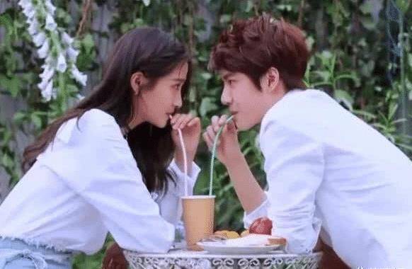 关晓彤与王一博拍策划,同喝一杯奶茶不算啥,靠在肩膀时太像情侣_鹿晗