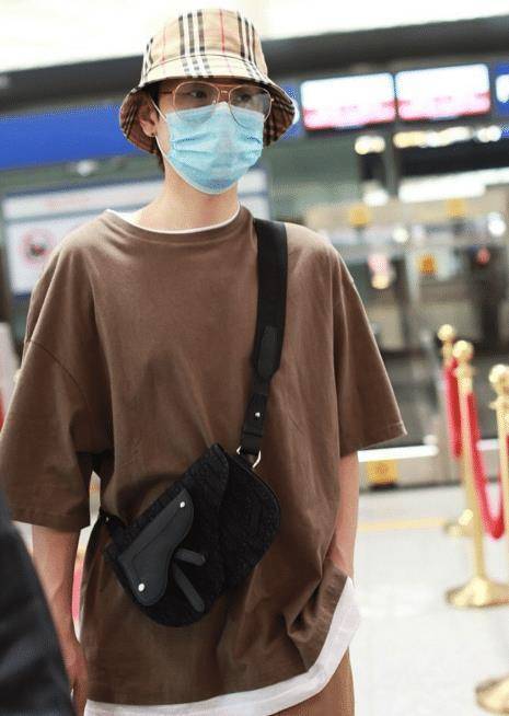 汪苏泷近期机场look,随性又舒适,阳光帅气大男孩_休闲_白色_造型
