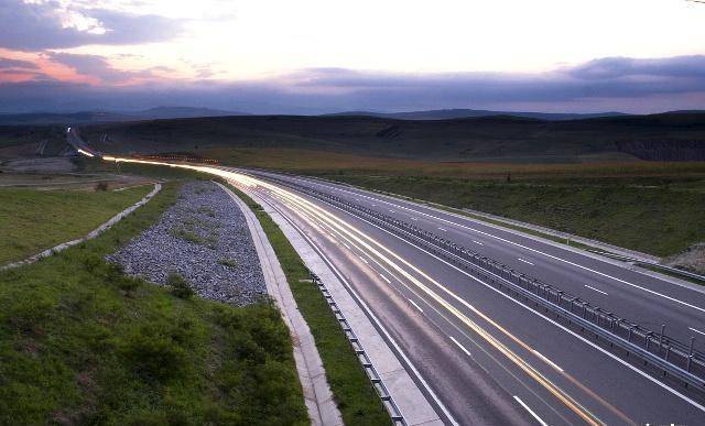 垃圾处理新思路:中国用600万吨垃圾修120公里高速,运行5年0事故_高速