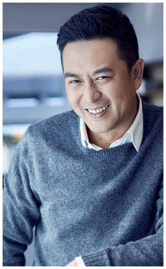 张嘉译二婚娶王海燕,前妻称其为软饭男,家庭生活现状如何?