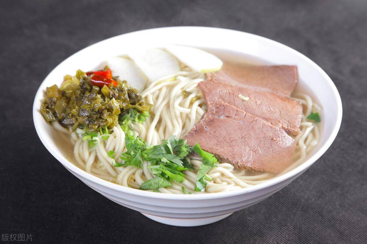 清汤牛肉面的家常做法,鲜美的汤底和嫩滑的面条,简单易学