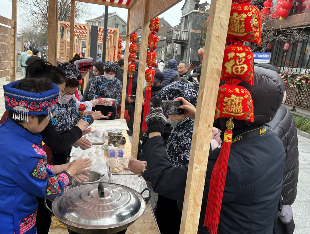 闹元宵"为主题的三林镇文化惠民社区文艺巡演在浦东三林老街火热举行