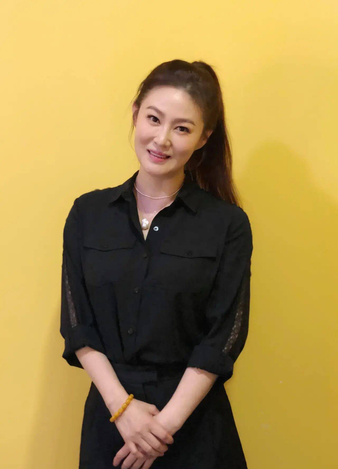 最美潘金莲时隔22年,状态满分不减当年,穿红色蕾丝裙秀身材_王思懿