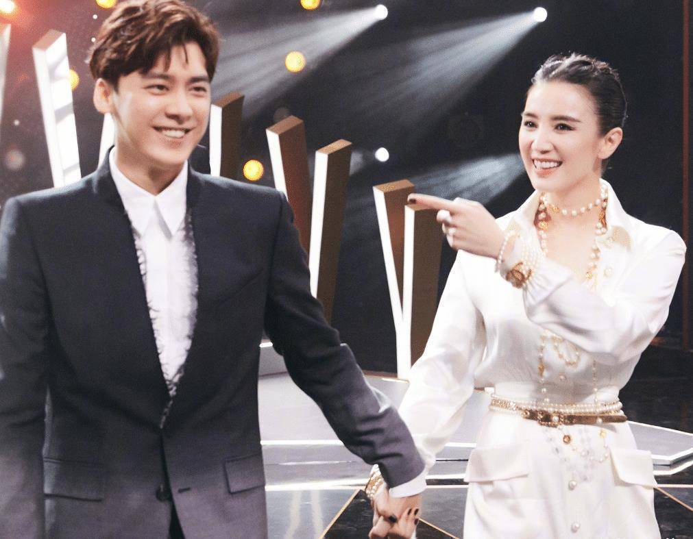 江疏影身穿红长裙很惊艳,与当红小生同框贵气十足,又是豪门姐弟_王子