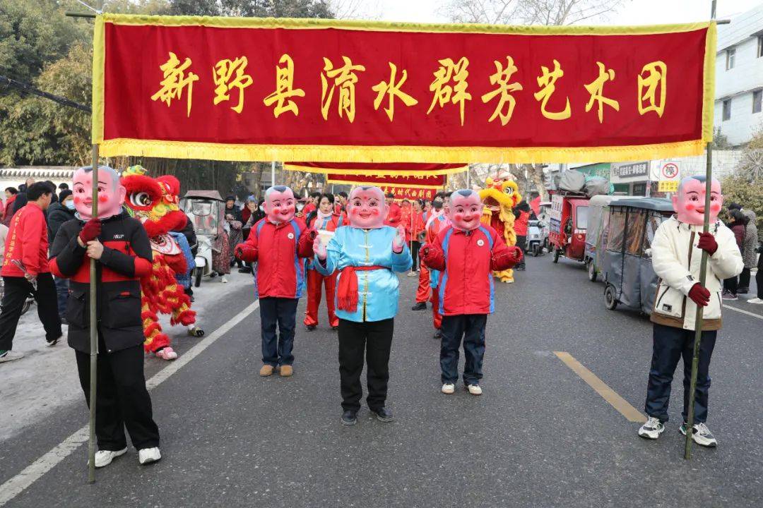 新野县元宵节举办大型民俗踩街表演活动_市民_队伍_气氛