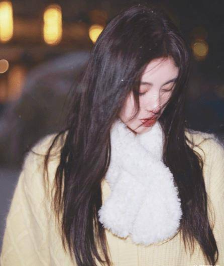 鞠婧祎鼻子又咋了?"男友视角"下挺得雷人,工作室都不知道修图吗?