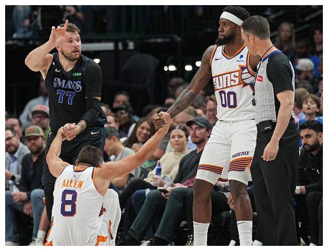 最终,杜兰特在比赛的末节终于迎来了外线命中,东契奇也连续造犯规