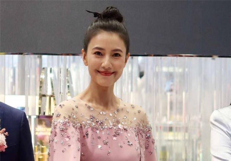 高圆圆41岁近照,远看气质女神,近看皱纹横生._活动_赵又廷_网友