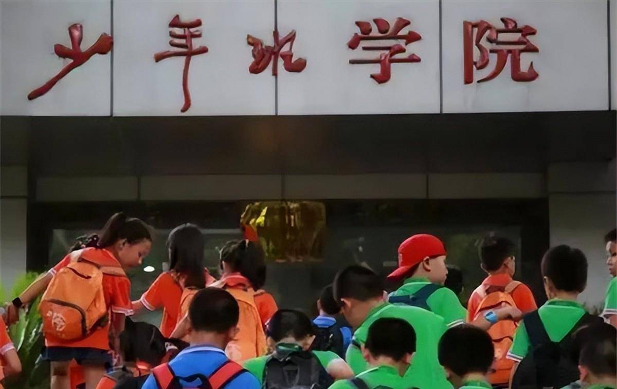 就这样,他进入了中科大的少年班,那段时间,谢彦波经常以天真的微笑和