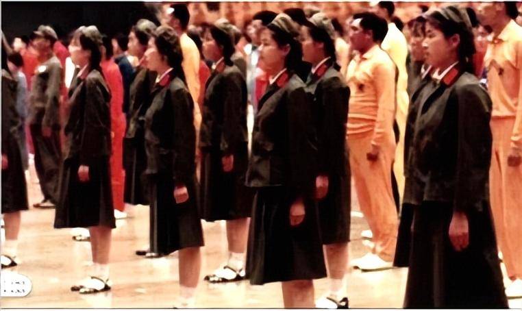 穿草绿色裙服,黑色凉鞋(均来自铁道兵部队)水兵帽什么时候恢复飘带?