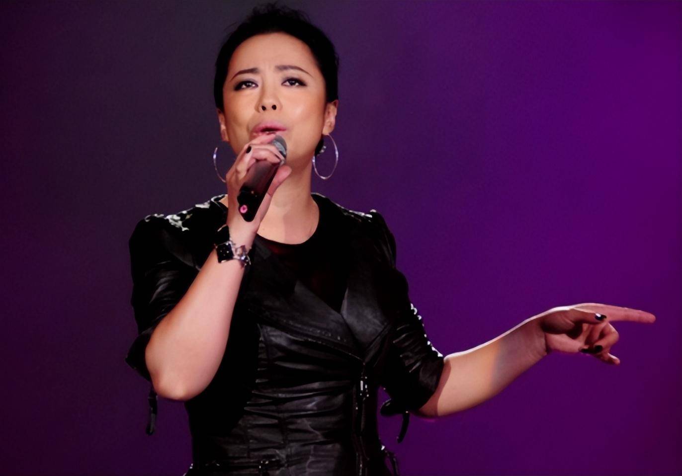 看了春晚上惨遭众嘲的黄绮珊后,才明白谭晶当年为何嫁给科学家