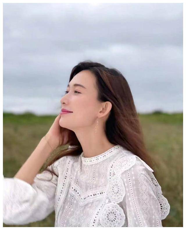 林志玲力超强单手抱软萌女儿,2岁侧颜曝光_母亲_儿子_孩子