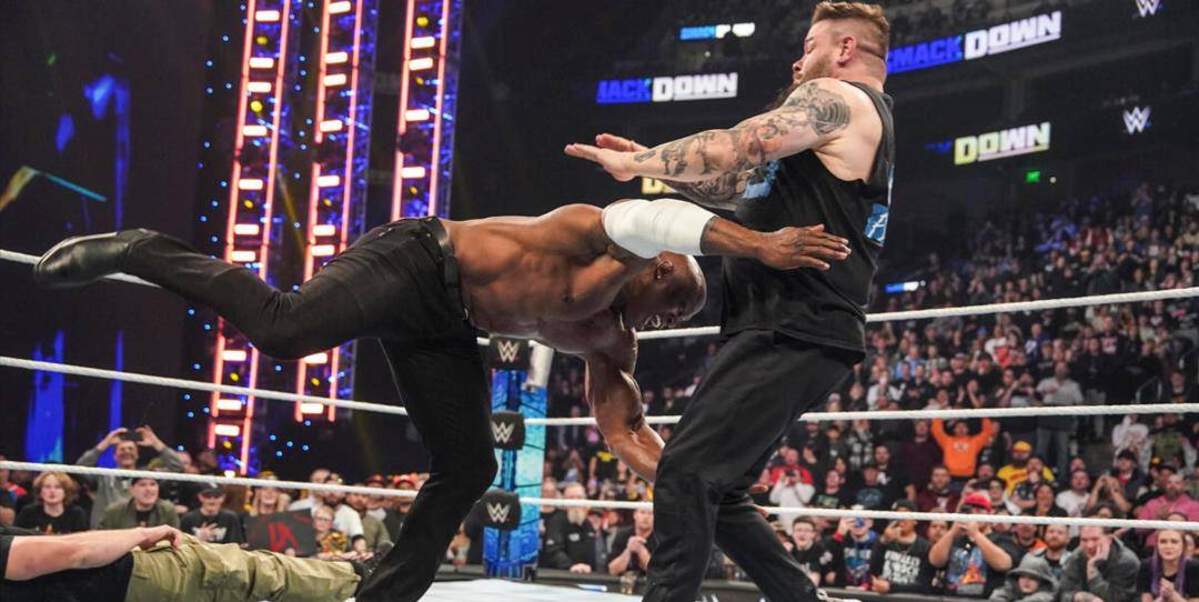 然后拉什利用长矛击倒了欧文斯欧文斯用断头台打倒了保罗拉什利加入