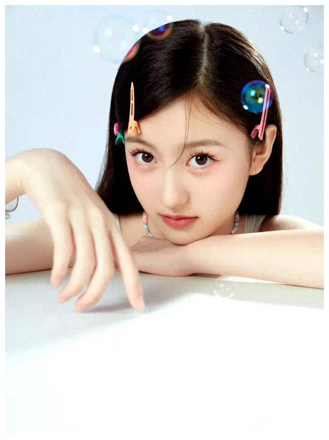 05后小花,裴佳欣刷屏如艾米,一在播一杀青一在拍._小时候_角色_田曦薇