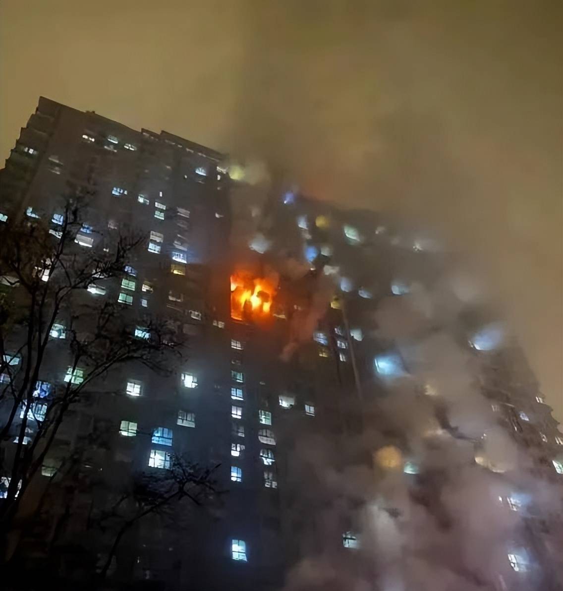 两天两起高楼火灾,致15人遇难!高层失火如何安全逃生?