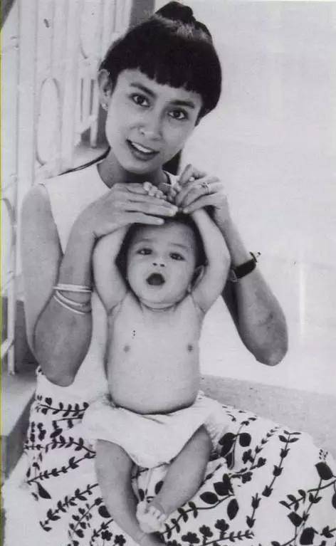 昂山素季家庭老照片!_儿子_年代_迈克·阿里斯