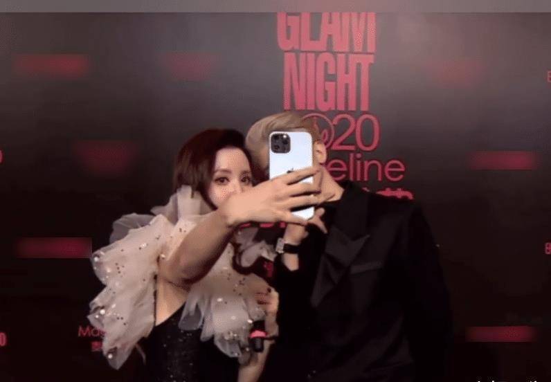 不仅和蔡徐坤进行自拍,还加上顶流女艺人微信_杨幂_活动_成功