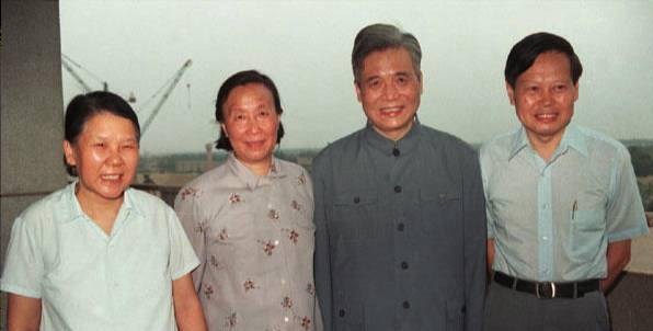 1954年和1956年,他们先后有了女儿邓志典和儿子邓志平.