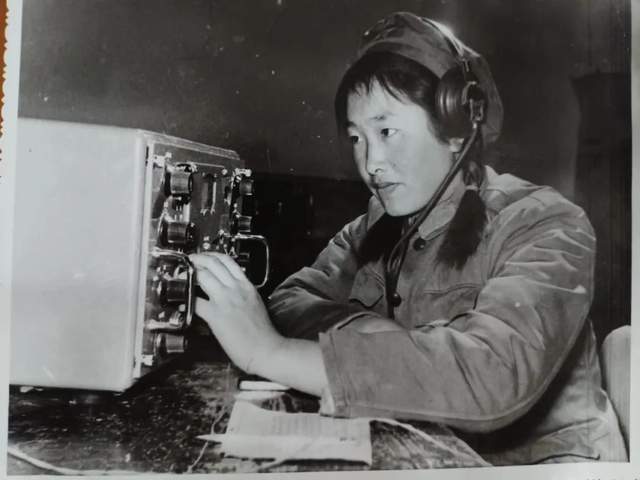 七营二连副指导员,82年起任某舰队航空兵通信站三中队副指导员,俱乐部