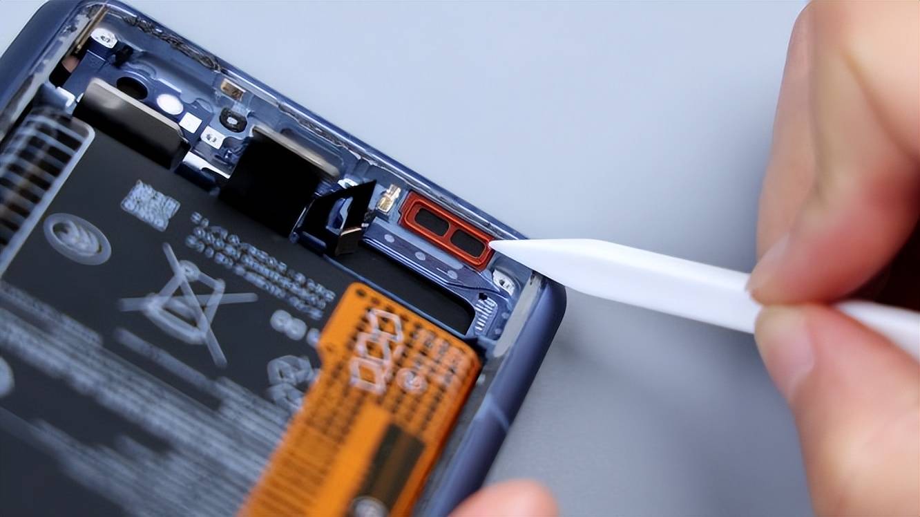 小米14 ultra首发拆解:把"老瓶装新酒"玩出新高度_盖板_金属中_散热