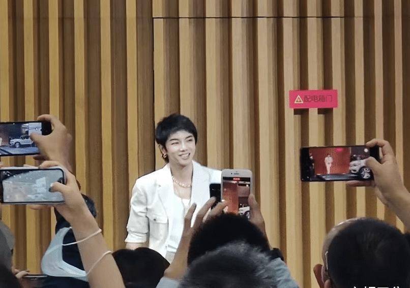 华晨宇出席活动现场,身穿西装十分儒雅温柔,面部状态却很憔悴?