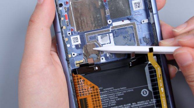 小米14 ultra首发拆解:把"老瓶装新酒"玩出新高度_盖板_金属中_散热