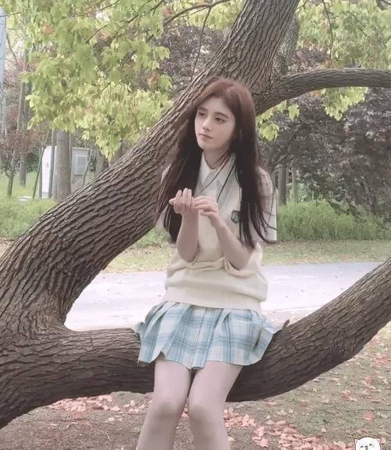 鞠婧祎为了美特地穿学生装坐树上拍照,镜头拉远坐姿亮了,真怕硌着你