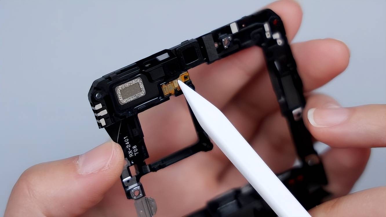 小米14 ultra首发拆解:把"老瓶装新酒"玩出新高度_盖板_金属中_散热