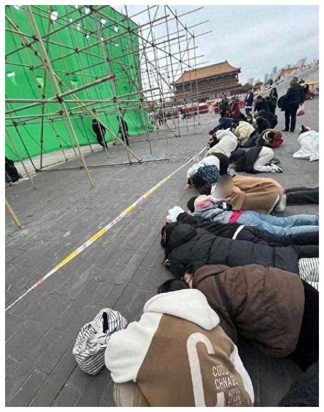 肖战大声维持机场秩序!粉丝被造谣吓唬?_代拍和_行为_明星