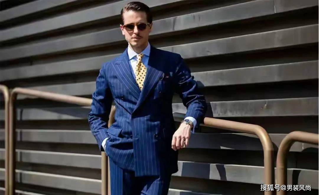 那么,如何在春日里将双排扣西装搭配得既风尚又充满绅士魅力呢?