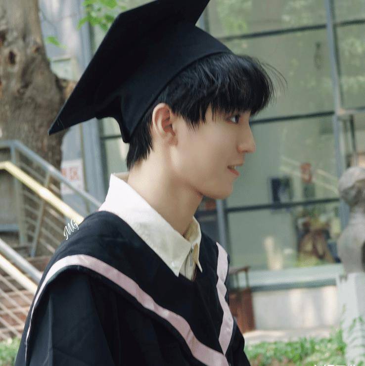 王俊凯毕业照片大学图片