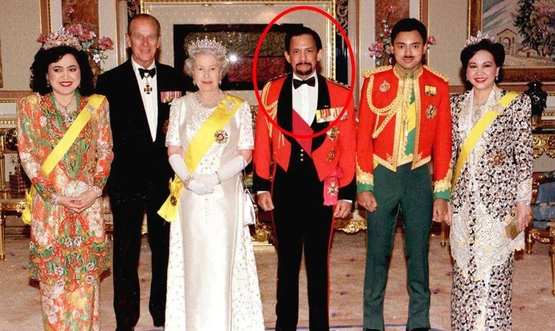 文莱亲王:比泰王更风流,30年前每天花500万,开工资养40位美女_杰弗里