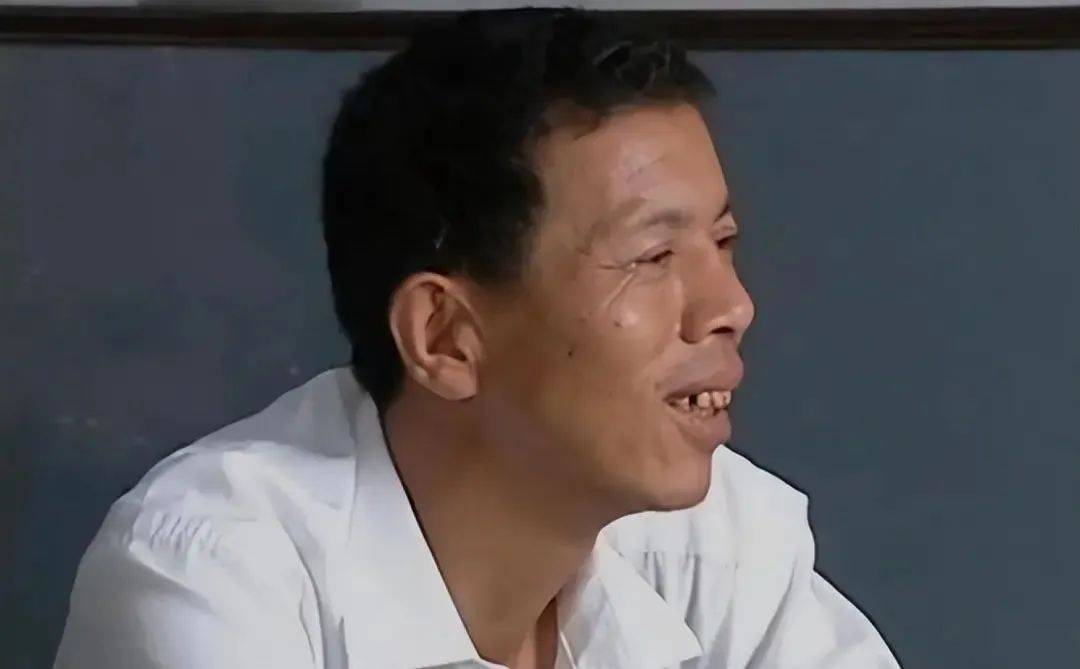 陈宝新看着两个老人的表情和反应不像是在开玩笑,匆匆回应了两句便