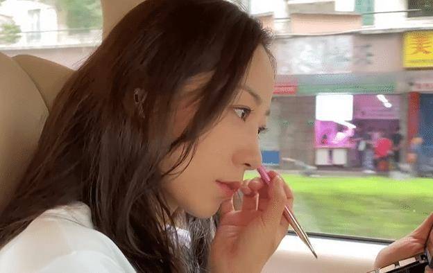 韩雪在车上化妆,39岁素颜皮肤又白又细腻不输小姑娘,羡慕了_女明星