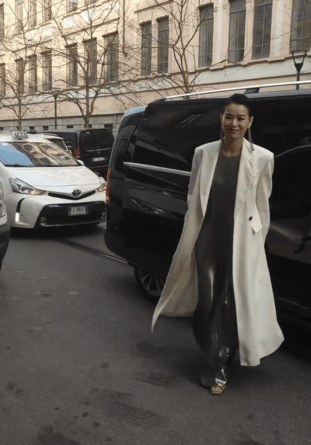 看她和胡杏儿合照,答案揭晓!_造型_状态_时尚